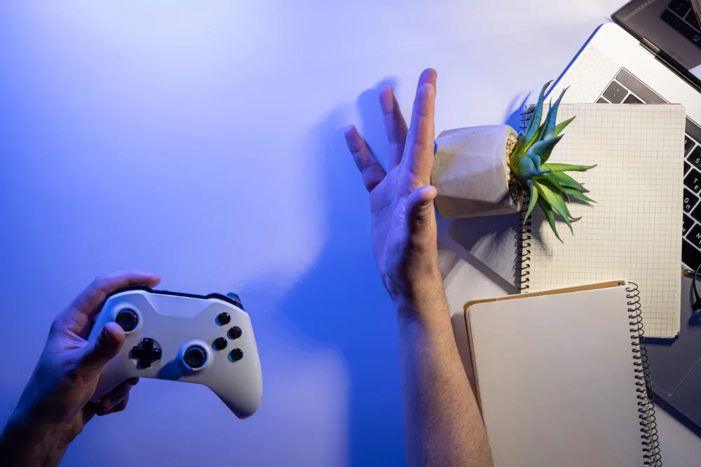 „Xbox Series X“ – minimalistinio, juodo stačiakampio formos, primenančio kompiuterio bokštą dizaino.