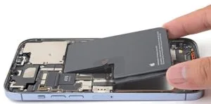Apple iPhone 13 baterijos keitimas