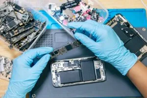 iPhone 13 ekrano keitimas