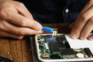 iPhone 15 Plus ekrano keitimas