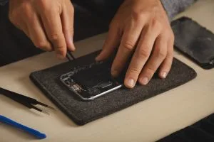 iPhone 15 Pro ekrano keitimas