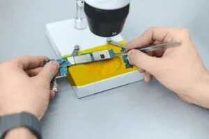 Samsung Galaxy Flip 4 Remontas (Iliustracija 1)
